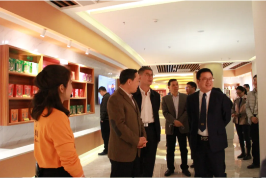 全國政協(xié)委員、南方國際友好聯(lián)絡會會長黃先耀一行蒞臨衍生健康醫(yī)藥產(chǎn)業(yè)園參