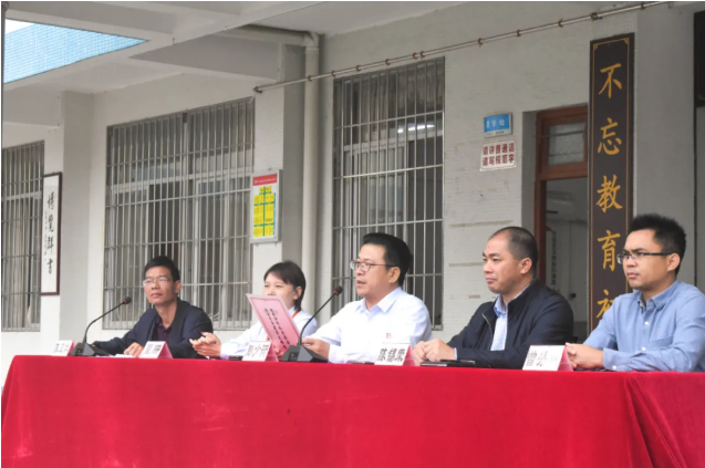 情系師生健康，愛心守護(hù)未來丨衍生健康醫(yī)藥向高村中學(xué)捐贈(zèng)價(jià)值28萬元的“元旦禮品”