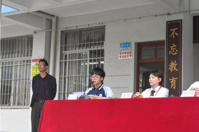 情系師生健康，愛心守護(hù)未來丨衍生健康醫(yī)藥向高村中學(xué)捐贈(zèng)價(jià)值28萬元的“元旦禮品”