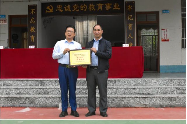 情系師生健康，愛心守護(hù)未來丨衍生健康醫(yī)藥向高村中學(xué)捐贈(zèng)價(jià)值28萬元的“元旦禮品”